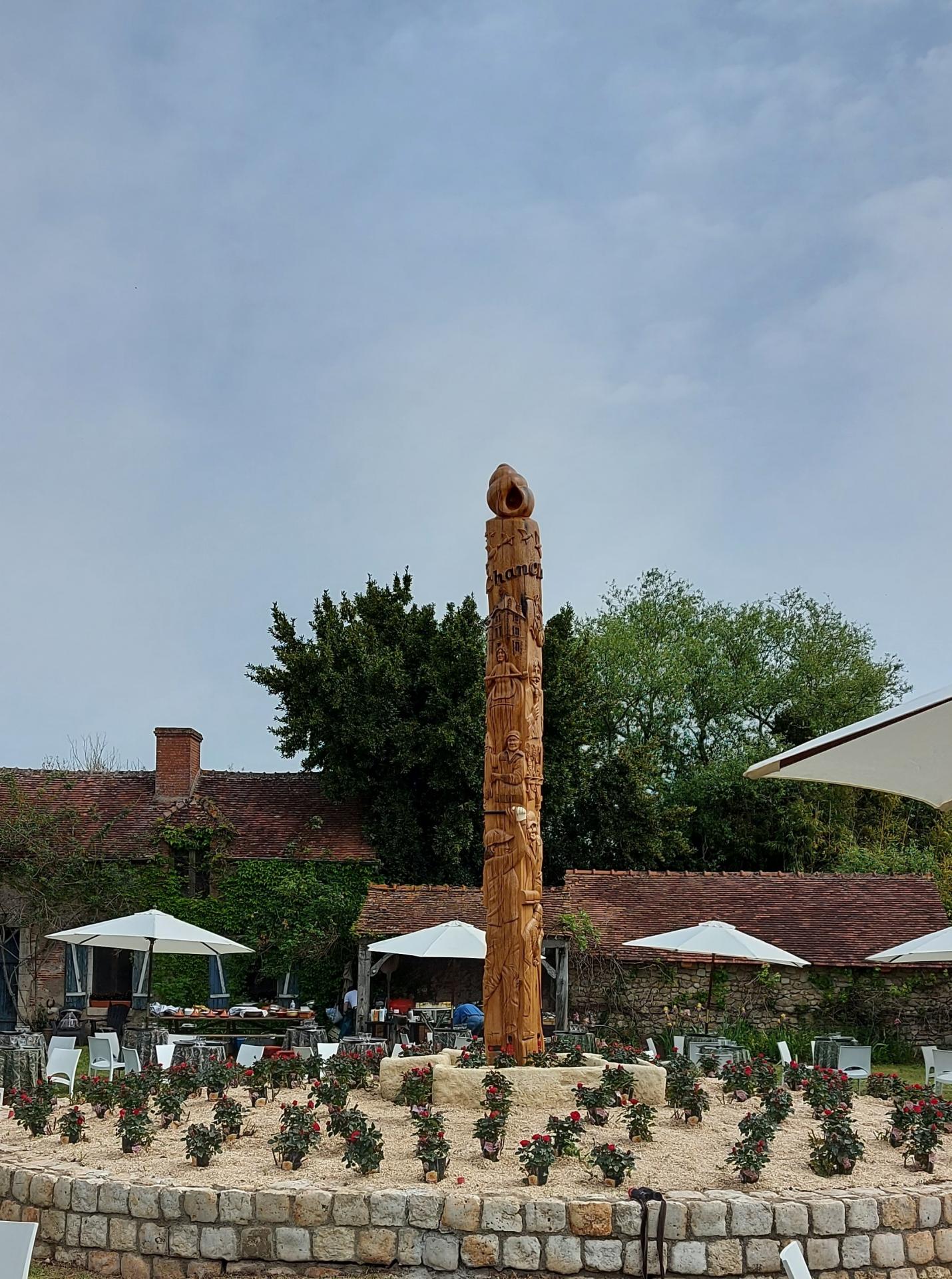 Totem avant l inauguration