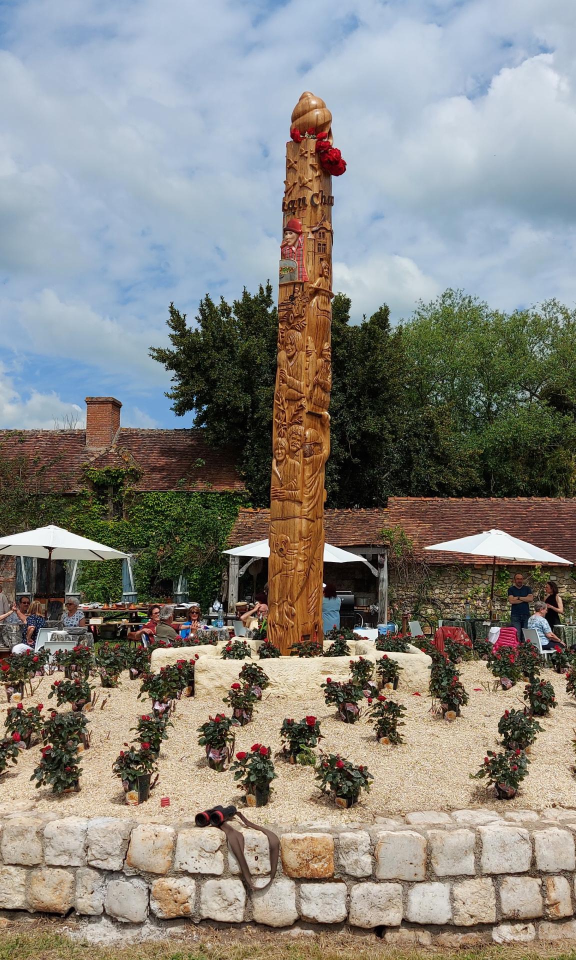 Totem avec sa parure de roses